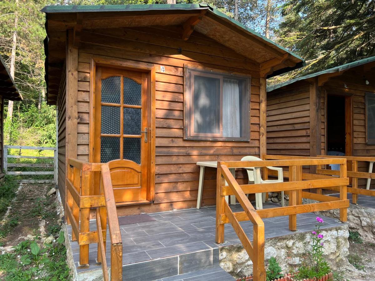 Bujtina Uji I Panjes, Log Cabins Dukat Exterior photo