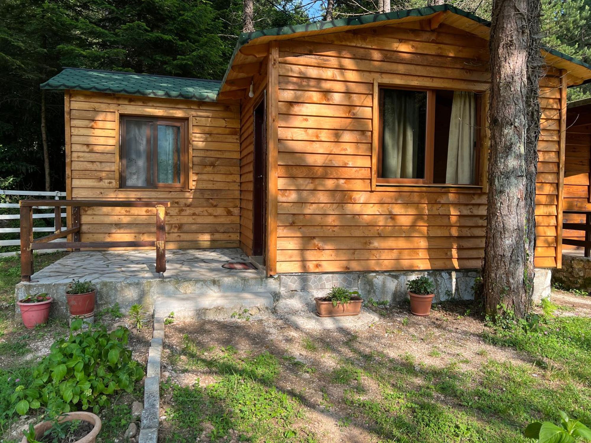 Bujtina Uji I Panjes, Log Cabins Dukat Exterior photo